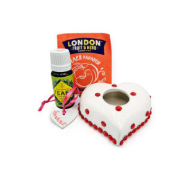 ”SZÍVECSKE” gyertyatartó + 10ml ausztrál teafaolaj + 1db london tea ajándékcsomag, díszcsomagolásban